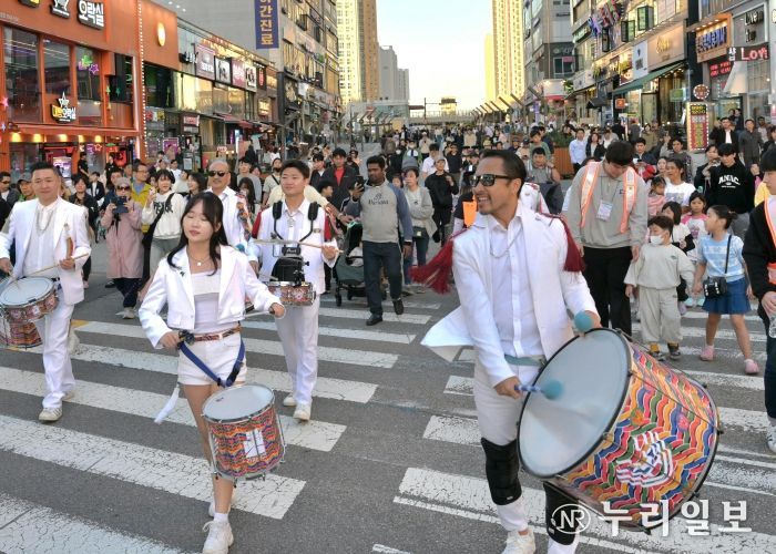 김포시가 4일부터 5일까지 구래동 문화의거리 페스티벌 광장에서 ‘2024 김포 거리예술 페스티벌’을 개최했다.