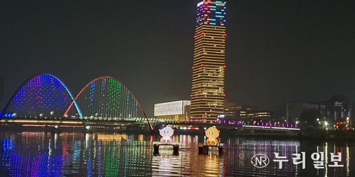 대전시 꿈돌이·꿈순이, 갑천에서 물놀이