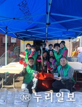 광명시 광명3동 새마을 지도자협의회와 부녀회는 지난 24일 ‘사랑의 고추장 담그기 행사’를 진행했다.