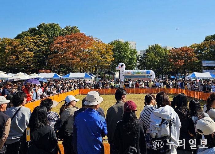 광명시는 지난 26일 광명시민체육관 잔디광장에서 시민 3천500여 명이 참여한 가운데 2024년 광명 반려동물 문화축제‘광명에서 다함께 광멍해요!’를 성황리에 마무리했다.