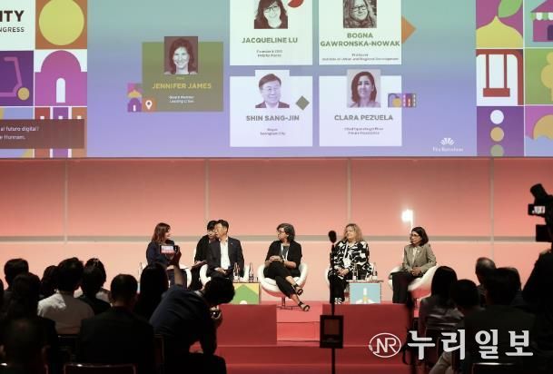 신상진 성남시장이 5일(현지 시간) 스페인 바르셀로나에서 열린 ‘2024 스페인 스마트시티 엑스포 월드 콩그레스’에서 열린 ‘디지털 미래 윤리 형성(Shaping the Digital Future Ethically)’ 메인 세션에서 발언하고 있다.