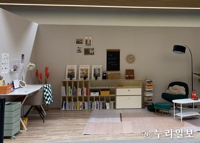 광명시 열린시민청 1층에서 오는 30일까지 ‘비서울 메이킹-청년예술가의 방’ 전시를 만나볼 수 있다. 사진은 ‘비서울 메이킹-청년예술가의 방’ 전시 모습.