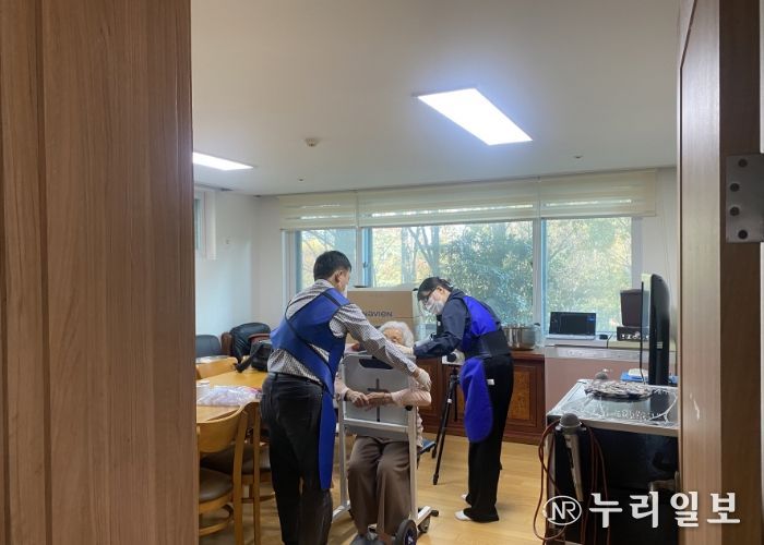 매탄동 e편한세상(아)경로당에서 결핵검진을 하고 있다.