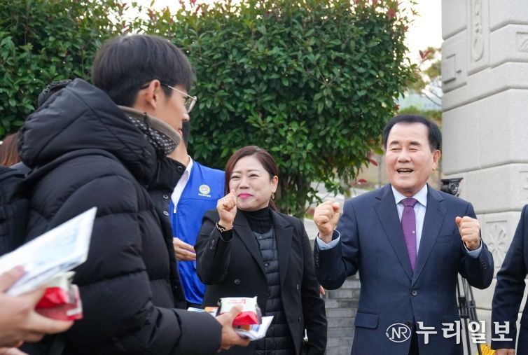 김지철 교육감이 홍주고등학교를 찾아 수험장에 들어가는 수험생에게 응원의 인사를 전하고 있다.