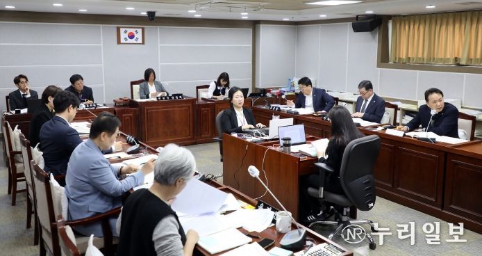 수원특례시의회 기획경제위원회, 감사관, 인권담당관 행정사무감사 진행