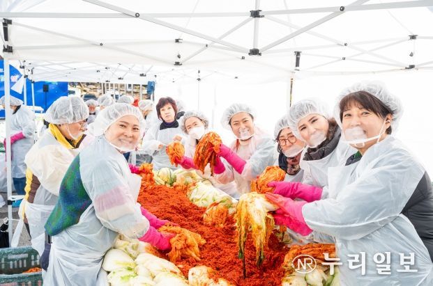 경기도, ‘도민과 함께하는 국민통합 김장행사’로 취약계층에 김치 1천 상자 전달