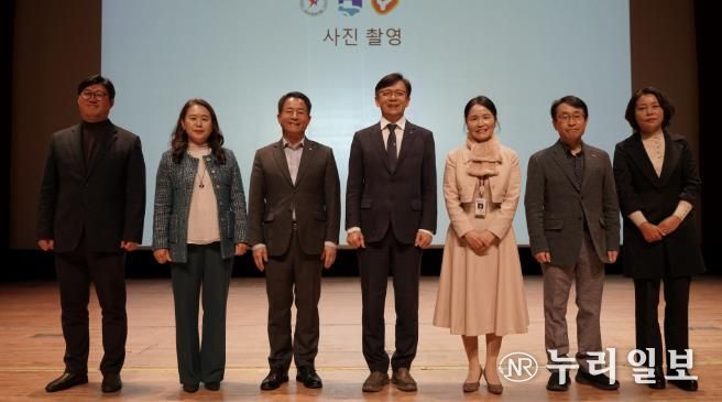 현근택 수원시 제2부시장(가운데)과 참석자들이 함께하고 있다.