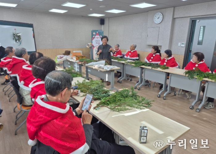 치매 어르신을 위한 크리스마스 미니트리와 리스 만들기 교육