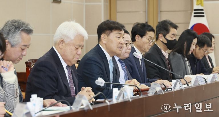 17일 전북특별자치도 종합상황실에서 열린 제1회 전북특별자치도 라이즈위원회에 김관영 도지사와 양오봉 공동위원장을 비롯한 참석자들이 지역발전을 위한 새로운 대학지원 시스템인 ‘지역혁신중심 대학지원체계(RISE)’ 기본계획을 확정하고 기념촬영을 하고 있다.