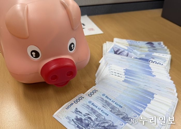 파장동 중학생 익명의 기부자 저금통 전달