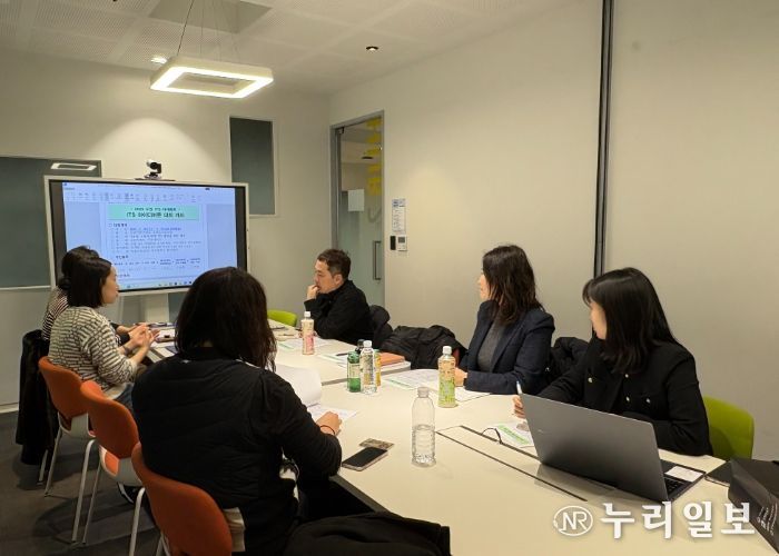 수원시 ITS 아태총회 조직위원회 사무국, 아주대학교 혁신융합원 미래자동차사업단 관계자가 회의를 하고 있다.