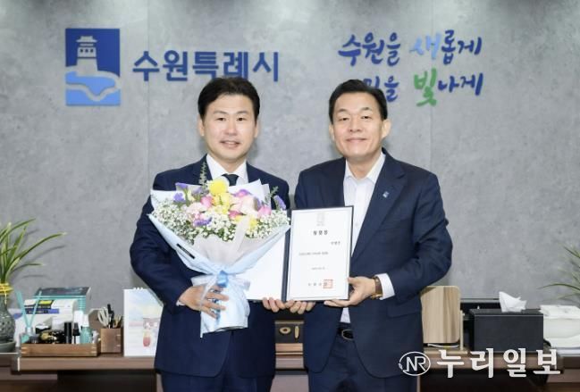 이재준 수원시장(오른쪽)이 위촉장 수여 후 이병진 수원도시재단 이사장과 함께하고 있다.