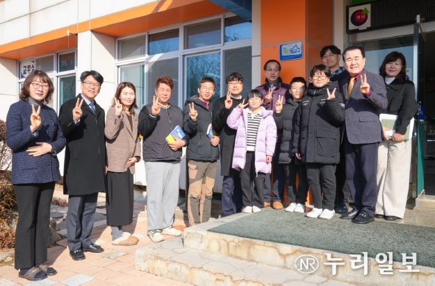 충남교육청(교육감 김지철)은 2월 11일(화)~12일(수) 이틀간 2025년 신규 혁신학교 4교인 청남초(청양), 신관초(공주), 옥계초(보령), 인주중(아산)을 방문하여 혁신학교 인증판을 전달하고 각 학교 교육공동체와 다모임을 실시한다.