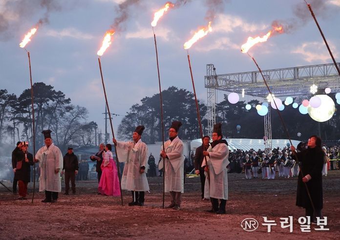 달집태우기 행사중인 평택시의회 강정구 의장