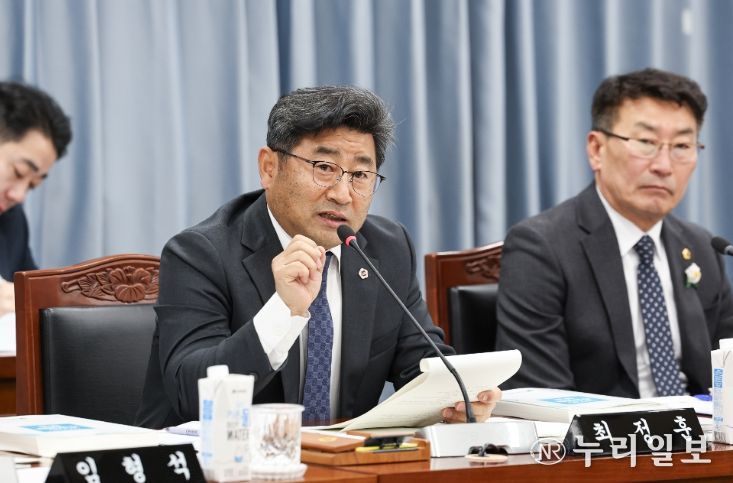 최정훈 전남도의원이 6일 제387회 임시회 전라남도교육청 업무보고에서 질의를 하고 있다.