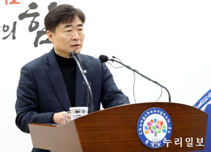 기자회견하는 충남도 김종수 인구전략국장