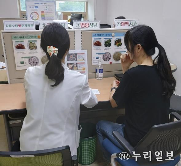 용인특례시 모바일헬스케어 사업 참여자가 영양상담을 받고 있다