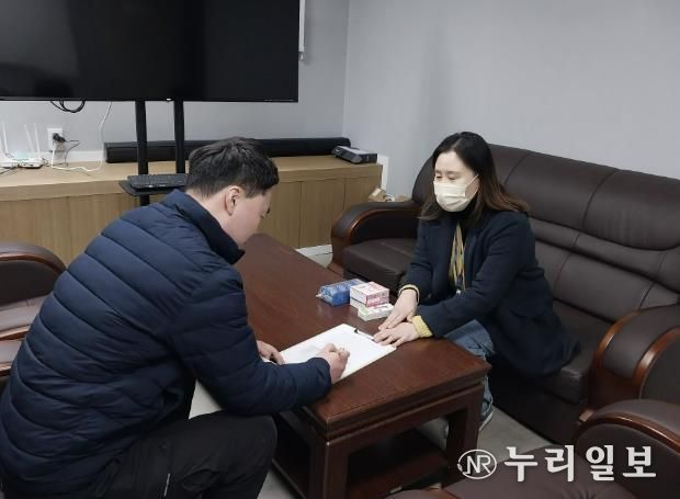 성심메디컬 직원이 이동금연 클리닉에서 상담을 받고 있다