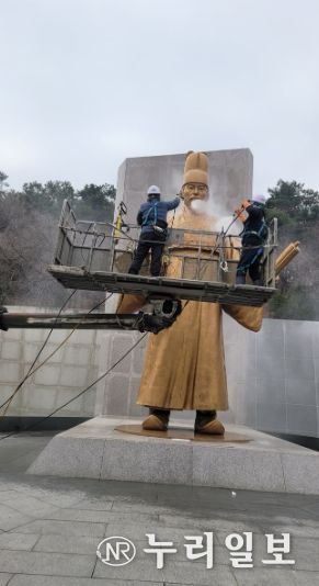 정조대왕 동상을 세척하고 있는 모습.
