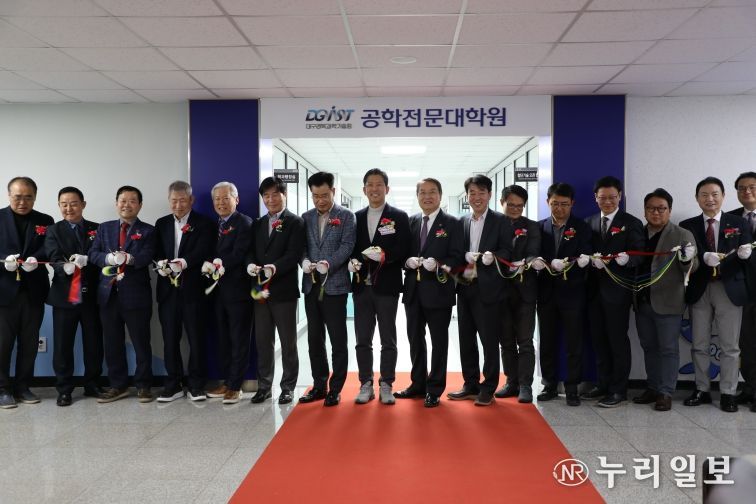 김장호 구미시장 이건우 DGIST 총장 등 참석자가 리본 커팅식을 진행하고 있다.