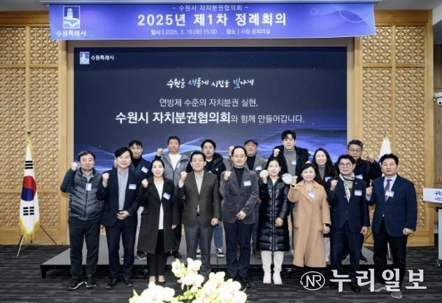 이재준 시장(왼쪽 4번째부터), 구균철 자치분권협의회 의장과 위원들이 함께 하고 있다.