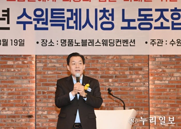 이재준 수원시장이 인사말을 하고 있다.