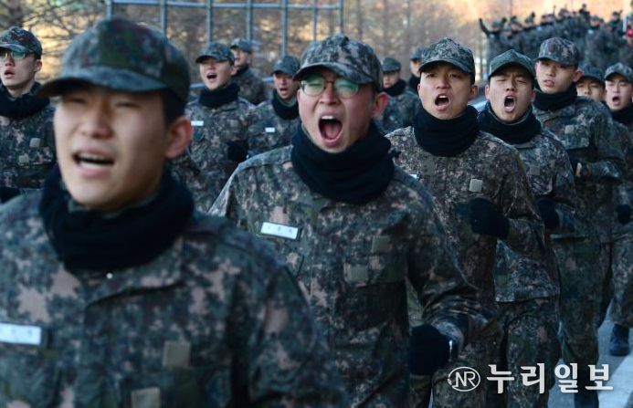 훈련병들이 힘차게 군가를 부르며 뜀걸음하는 모습(국방일보 제공)