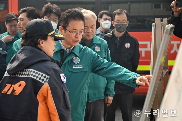 이철우 경북도지사 “주민은 선제적으로 대피시켜 인명 피해 없도록 하고, 문화유산 지키는데 가용자원 총동원해 문화유산 반드시 지켜라”