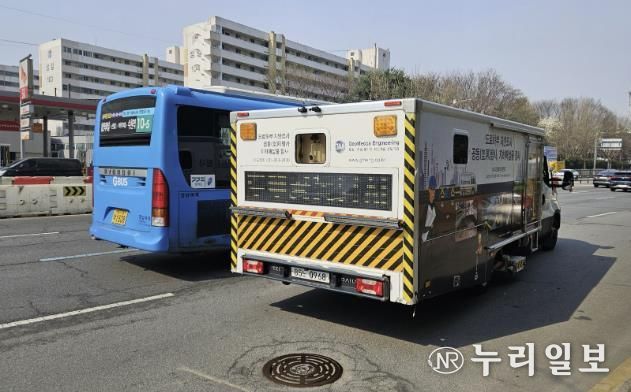 GPR이 장착된 차량으로 지하 공동을 탐지하고 있다.