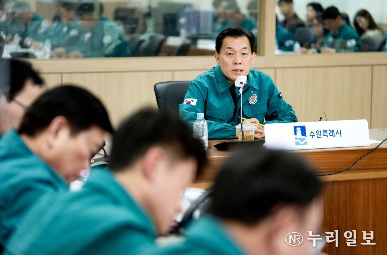 이재준 수원시장이 긴급대책회의에서 발언하고 있다.