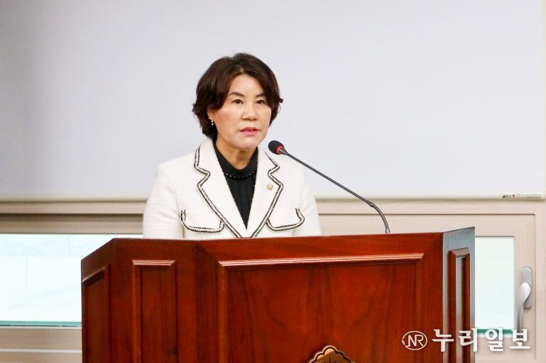 안산시의회 김유숙 의원이 지난해 11월 25일 있었던 제294회 안산시의회 제2차 정례회 도시환경위원회에서 ‘안산시 이륜자동차 소음 관리에 관한 조례안’에 대해 제안설명을 하고 있다.