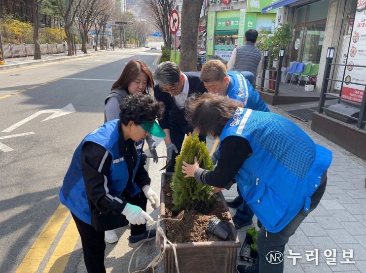 시흥시 장곡동, 주민과 함께하는 아름다운 꽃길 가꾸기로 봄맞이