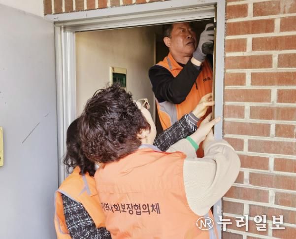 수원시 권선구 세류2동 지역사회보장협의체, 건강한 여름나기! 현관 방충망 설치 사업 추진