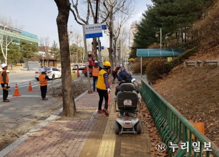 건설사업장에서 근무하는 보행안전도우미 모습