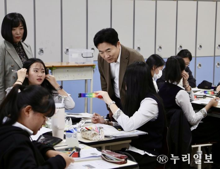 김대중 교육감이 부영여자고등학교 학생들의 수업을 참관하고 있다.