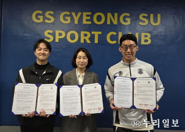 협약식 후 기념촬영을 하고 있다.