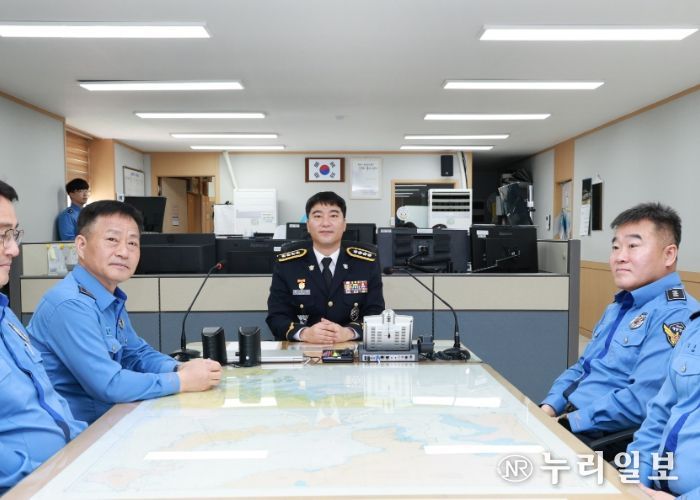 상황실에서 업무 현황을 보고 받는 문지현 제10대 서해5도특별경비단장