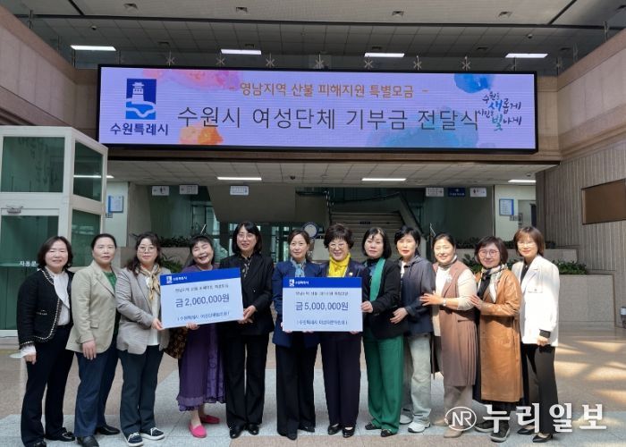 성금 전달 후 기념촬영을 하고 있다.