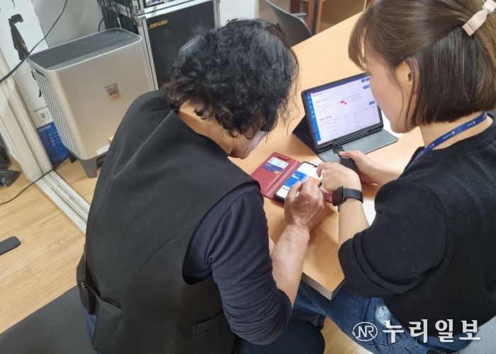 화성시동부보건소 관계자가 경로당 이용 어르신을 대상으로 비대면 건강관리를 위한 AI·IoT 기기 사용법을 교육하고 있다.