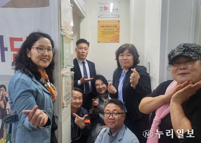 24일 광명선배사랑봉사회에서 열린 치매극복선도단체 현판 전달식 참여자들이 기념사진을 촬영하고 있다.