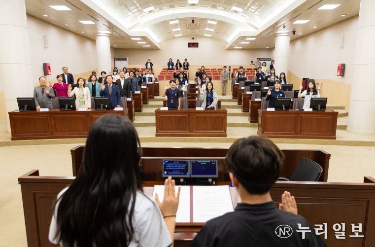 안산시의회 등이 주관하는 안산청소년의회가 지난 23일 첫 일정을 소화했다. 사진은 이날 청소년의회 의원 위촉식을 마치고 기념촬영에 임하고 있는 참석자들의 모습.