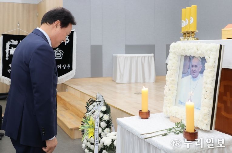 박완수 경남도지사, 프란치스코 교황 선종 애도 조문