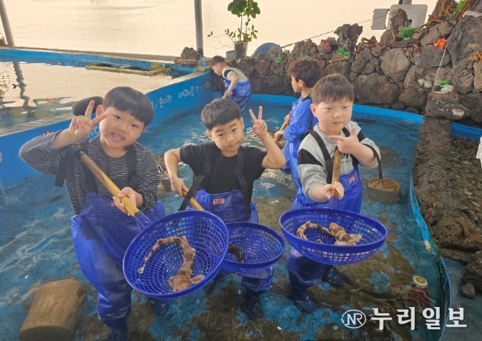 현장체험학습하는 학생들