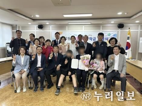 수원시 영통구 매탄2동 '건강멋' 모범 청소년 장학금 전달