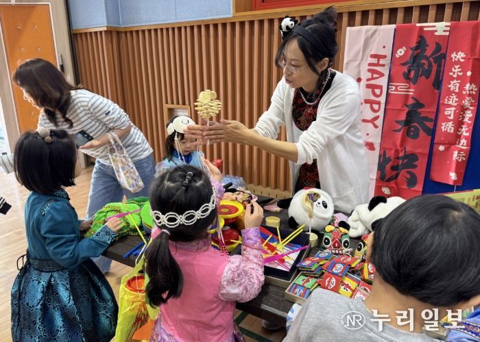 어린이들이 체험부스에서 다양한 문화를 체험하고 있다.