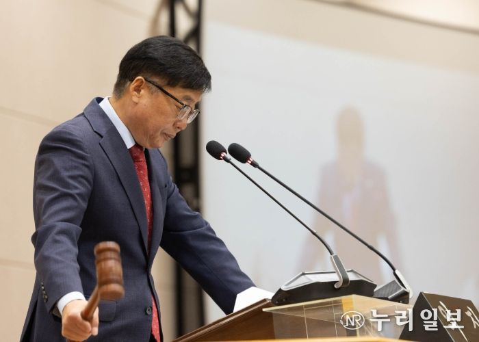 윤창철 의장이 제377회 임시회 제1차 본회의에서 ‘국방전력지원체계 강화를 위한 경기북부 방위산업혁신클러스터 지정 촉구 건의안’을 채택하고 있다.