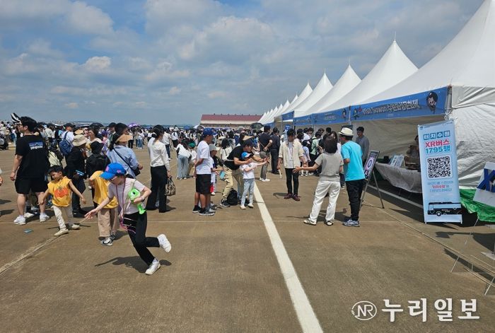 수원시가 ‘공군 스페이스 챌린지 2025 in 수원’에서 홍보존을 운영하고 있다.