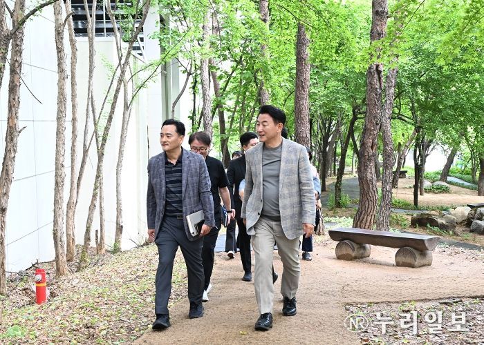 김동근 시장이 5월 21일 용현산업단지 완충녹지 산책로에서 현장 점검을 하고 있다.