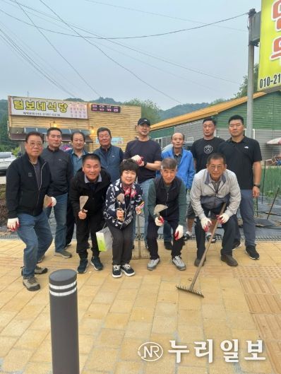 생연1동 방위협의회, 잡풀 제거로 깨끗한 보행환경 조성