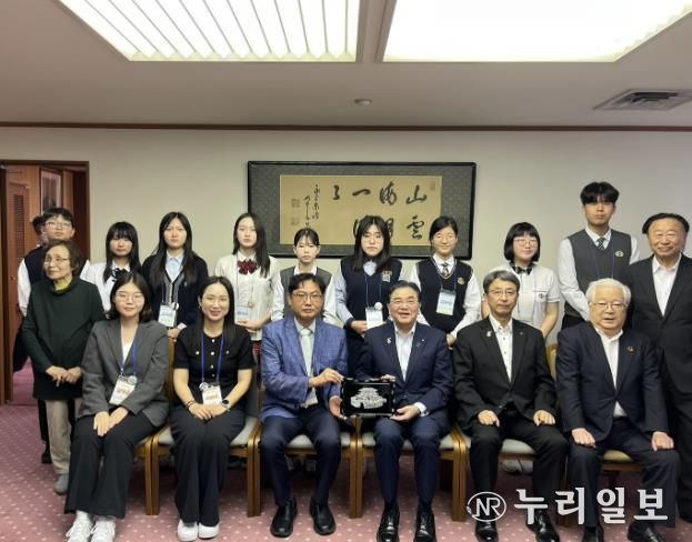 수원시 대표단이 후쿠이 사이교 시게루 시장에게 기념품을 전달하고 단체 사진을 촬영